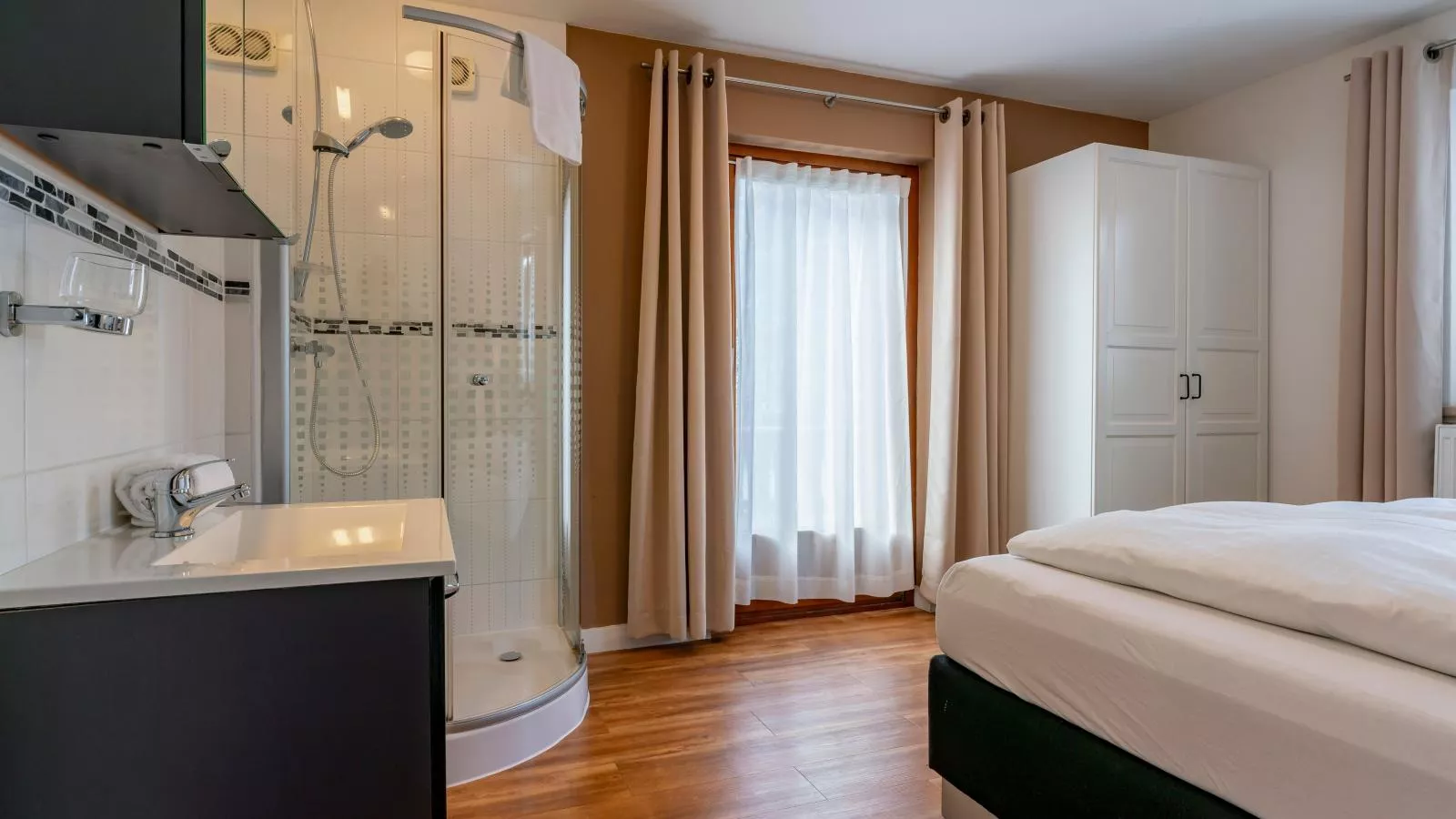 Neva Saalbach-Bathroom