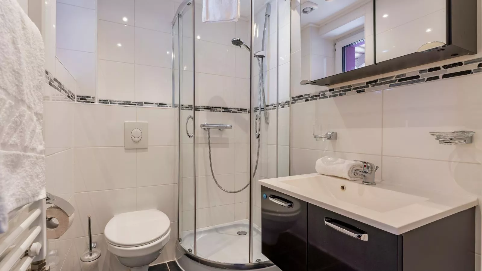 Neva Saalbach-Bathroom