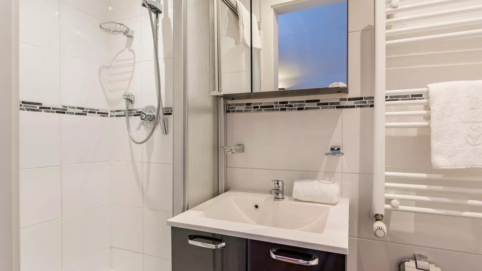 Neva Saalbach-Bathroom