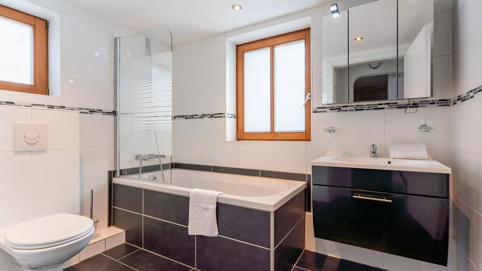 Neva Saalbach-Bathroom