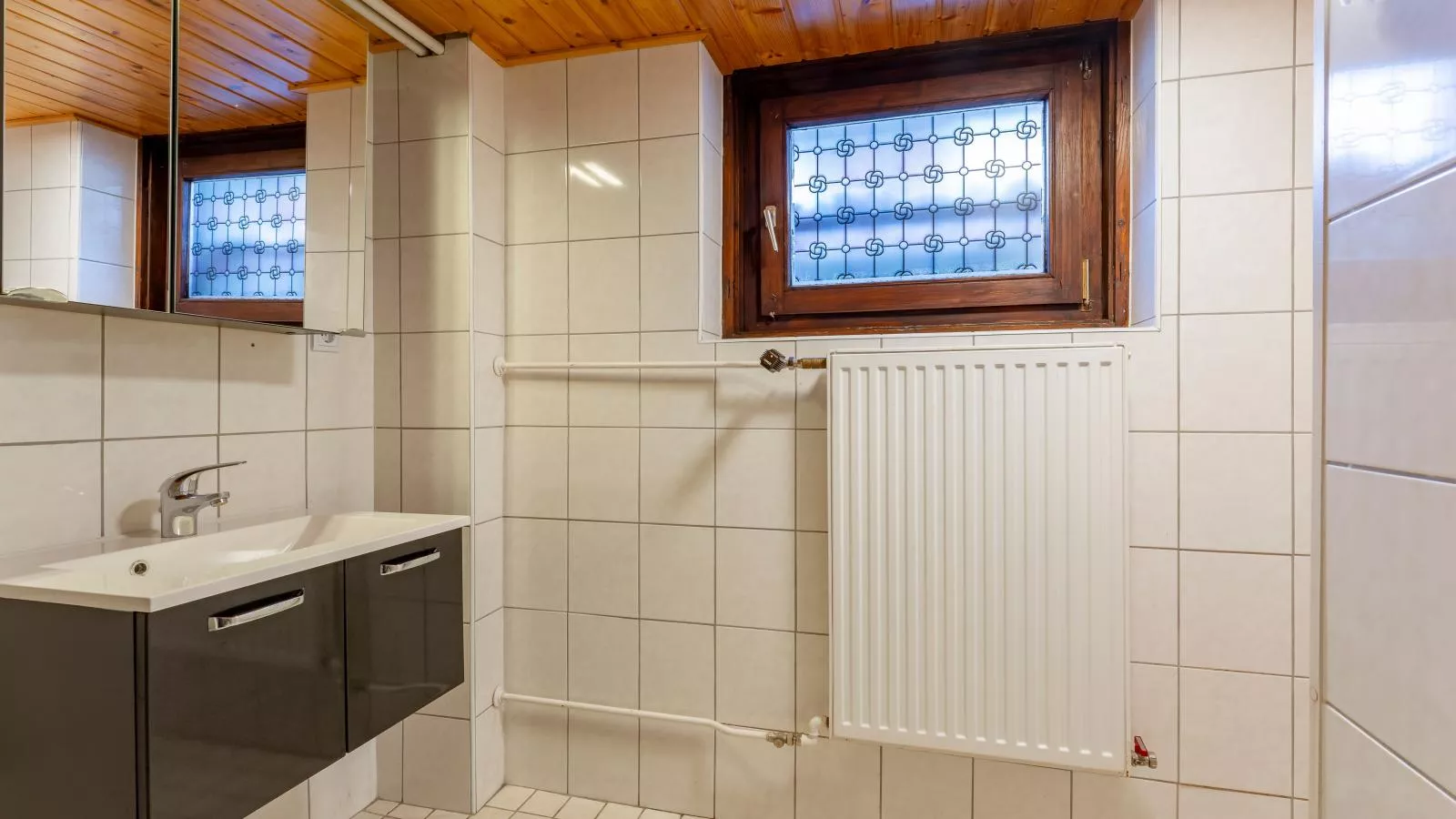 Neva Saalbach-Bathroom