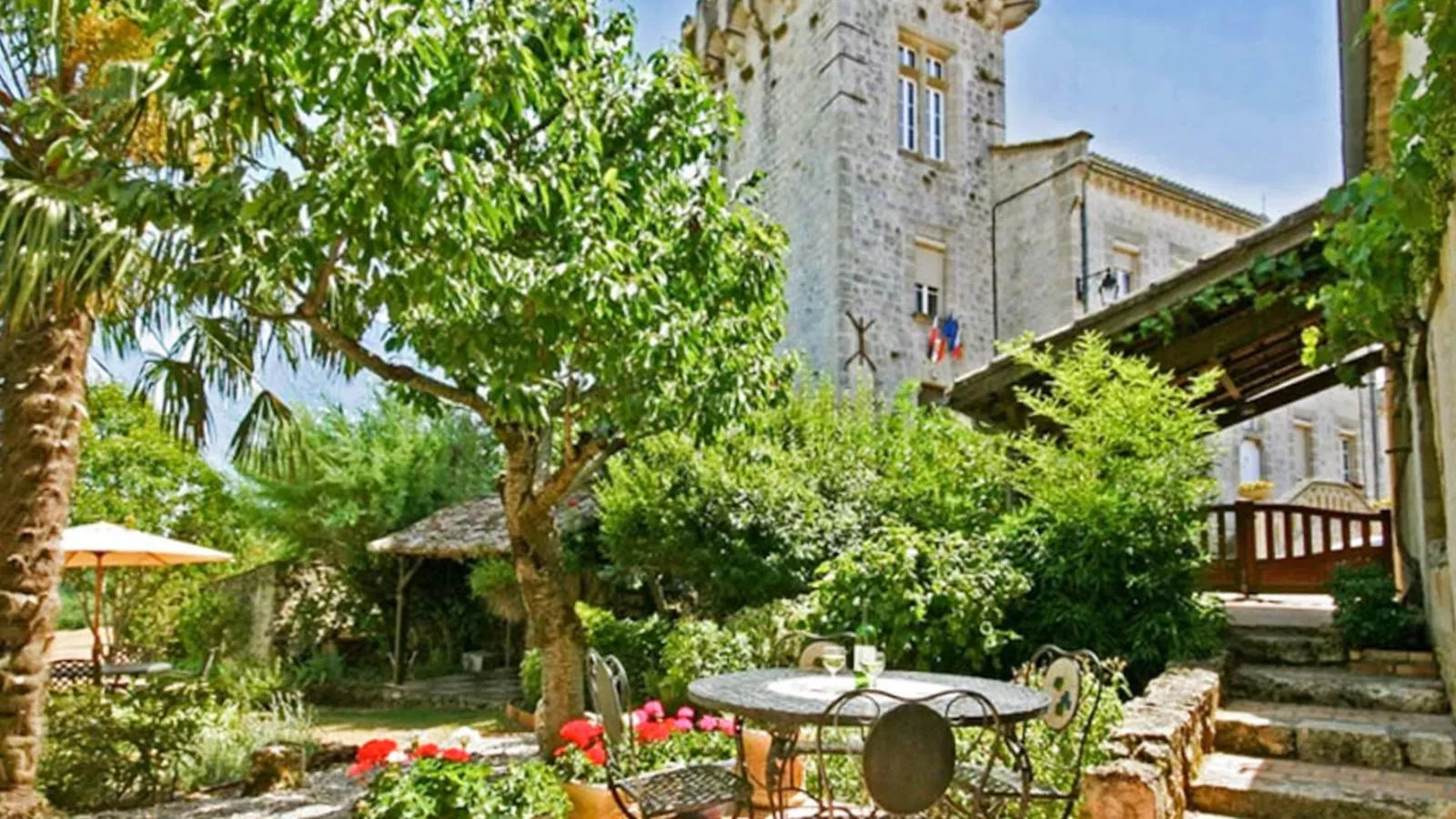 Les Roches de Roquecor-Gardens summer
