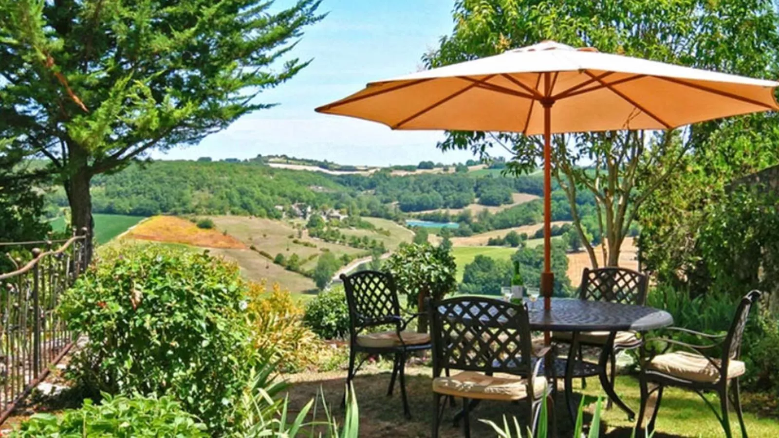 Les Roches de Roquecor-Terrace balcony