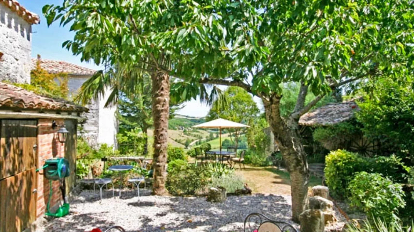 Les Roches de Roquecor-Gardens summer