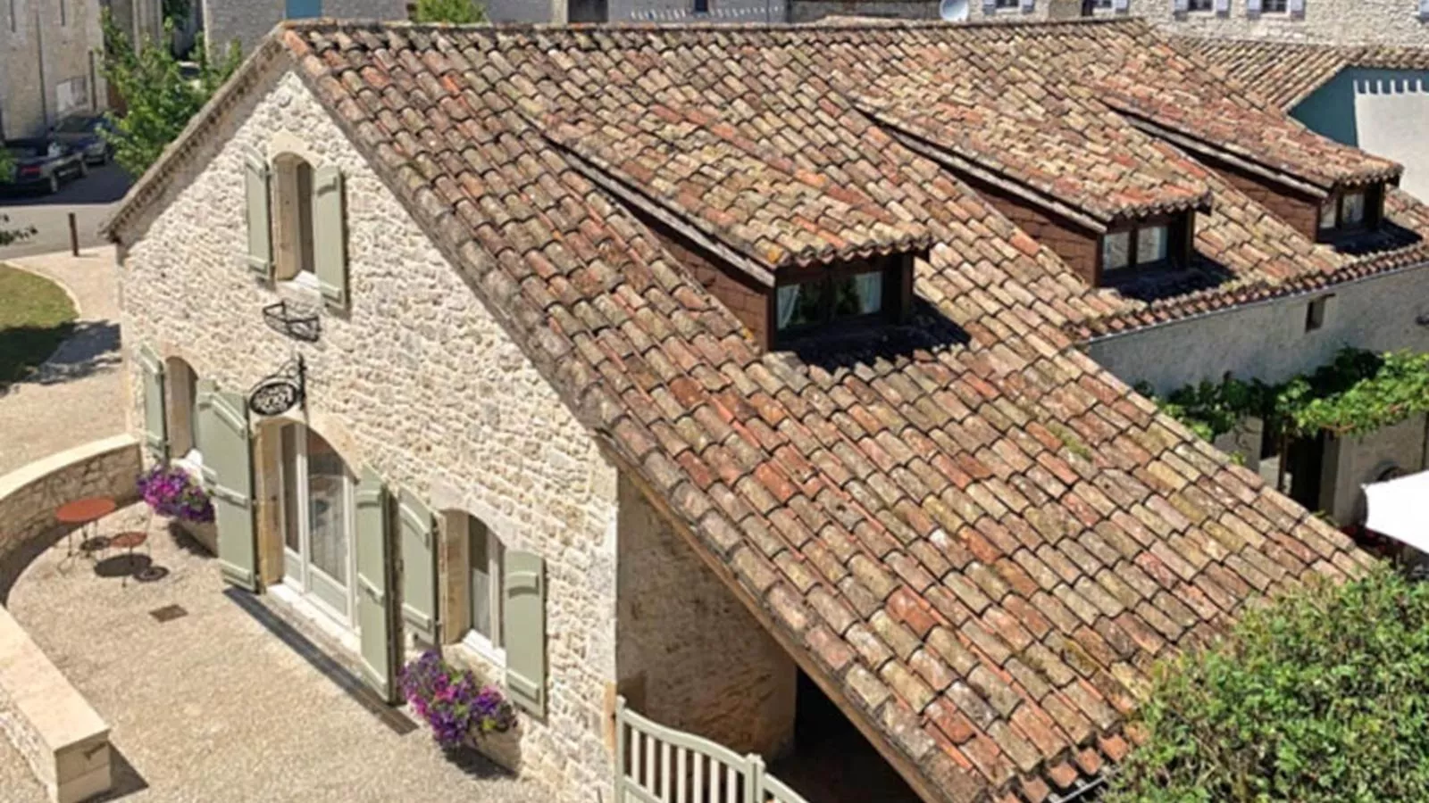 Les Roches de Roquecor-Exterior summer