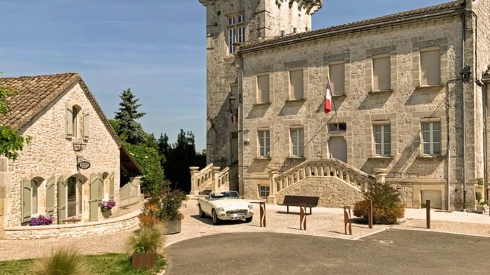 Les Roches de Roquecor-Exterior summer