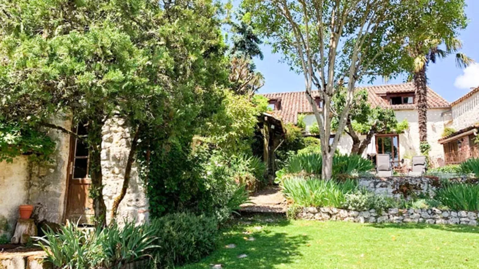 Les Roches de Roquecor-Gardens summer