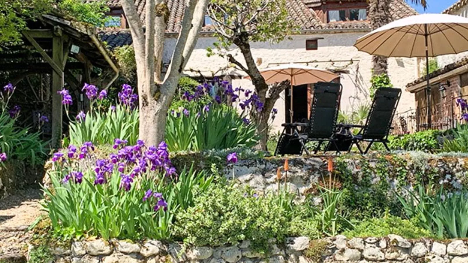 Les Roches de Roquecor-Gardens summer