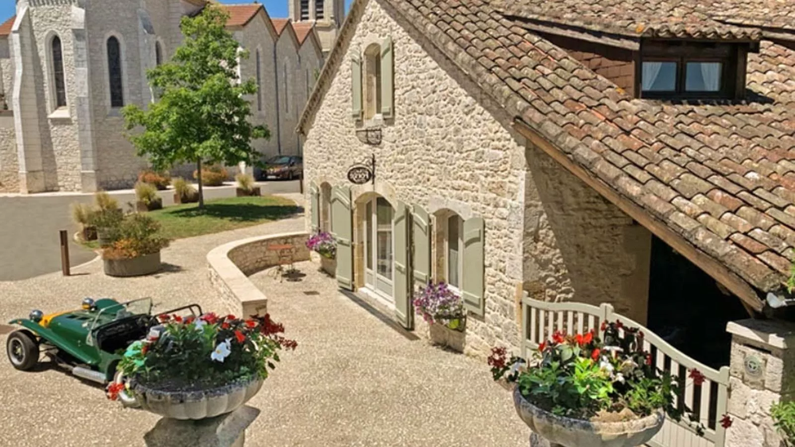 Les Roches de Roquecor-Exterior summer