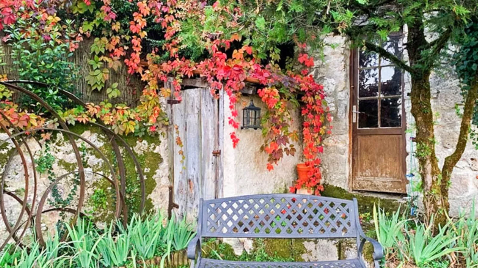 Les Roches de Roquecor-Gardens summer