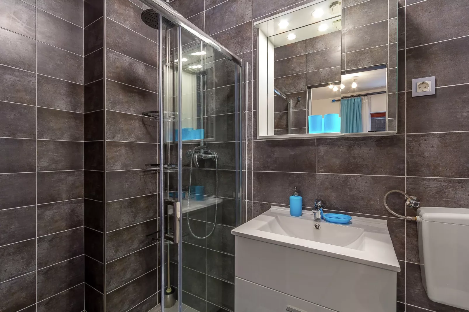 Veliki-Bathroom