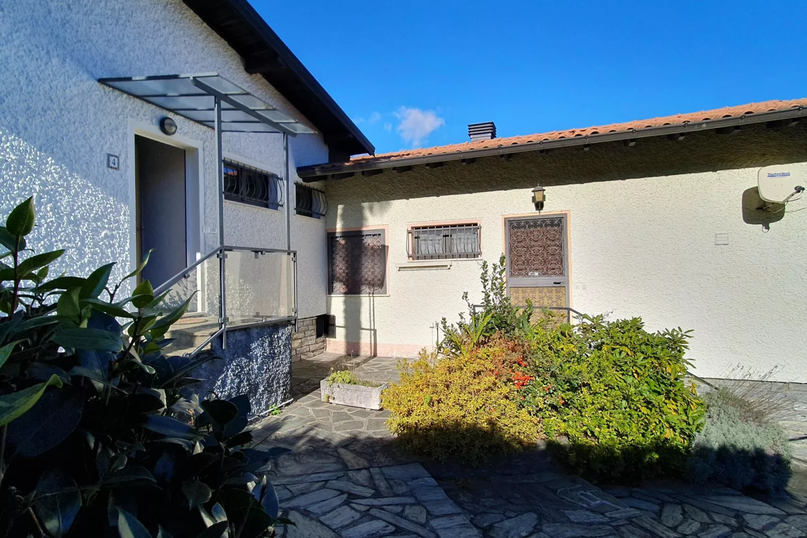 ROL4-Exterior summer