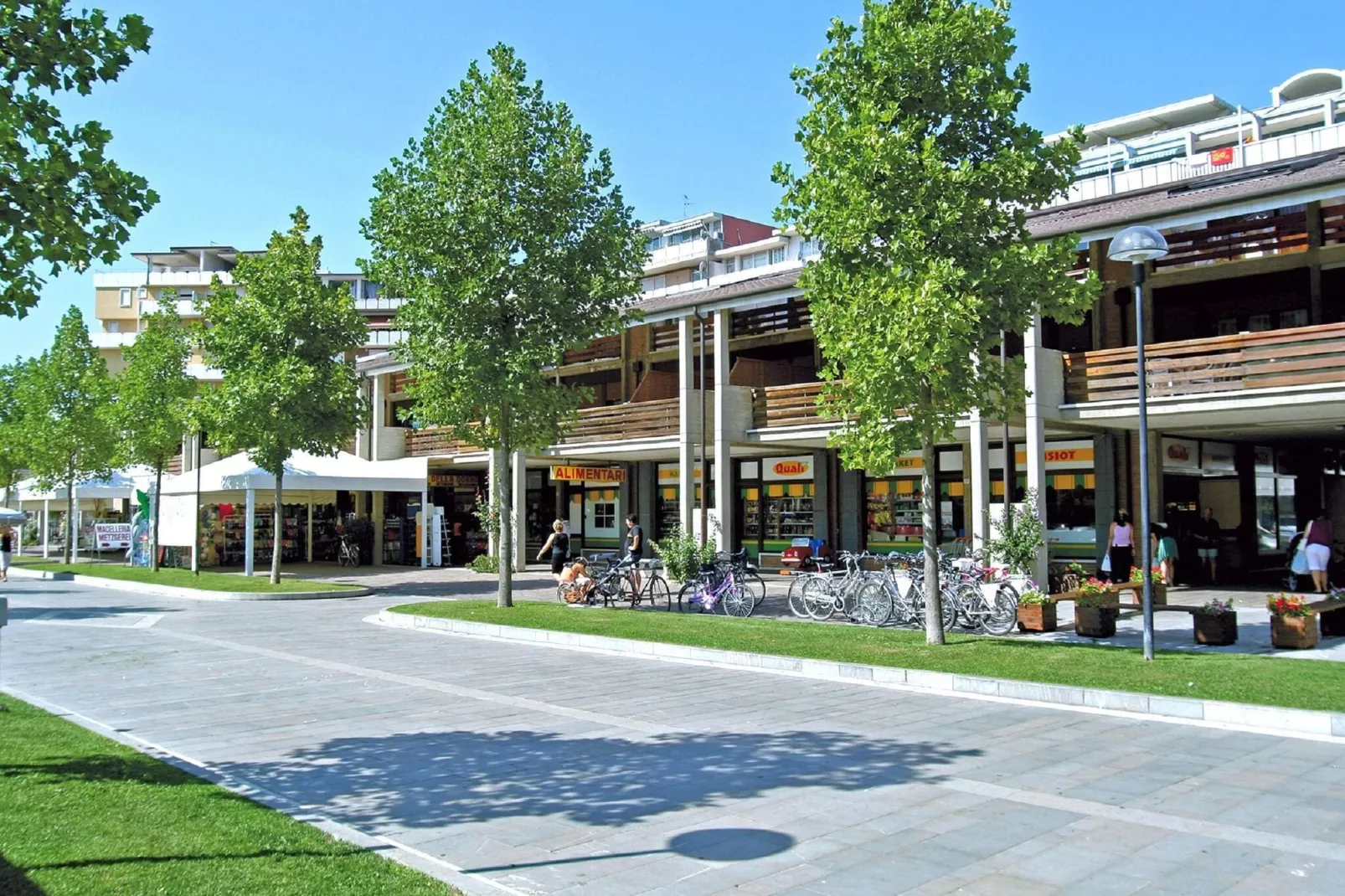 Centro Comm 3-Exterior summer