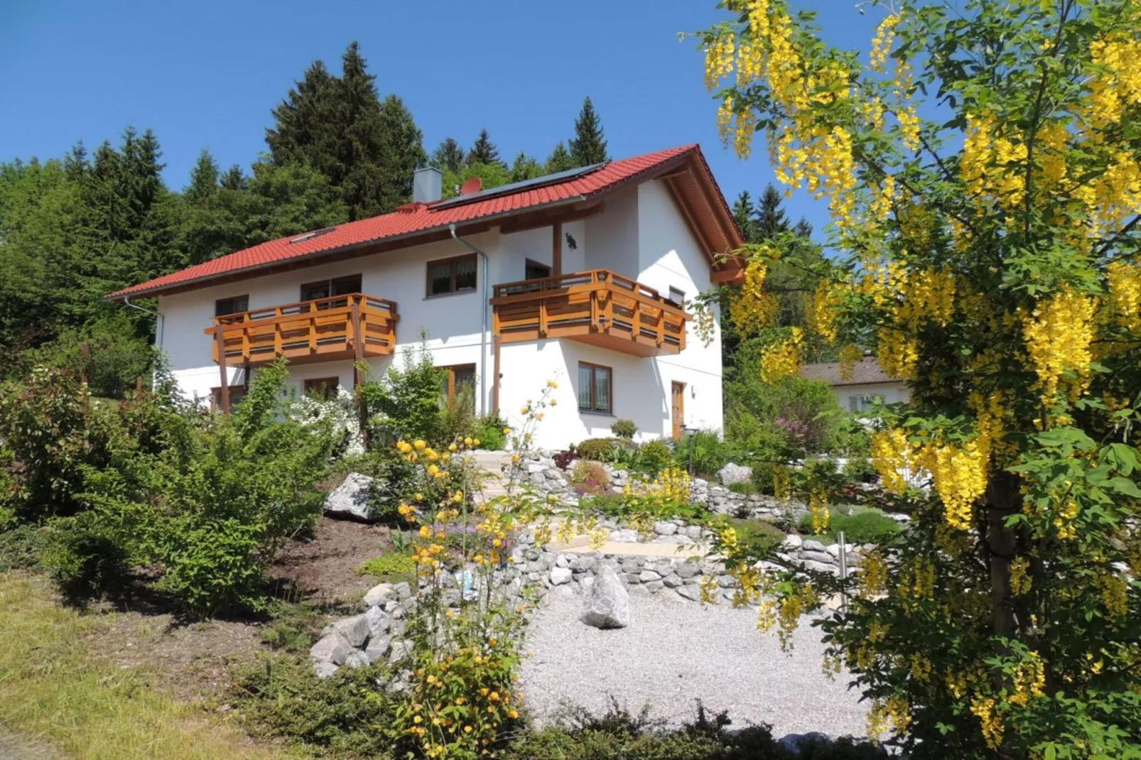 44057-Exterior summer