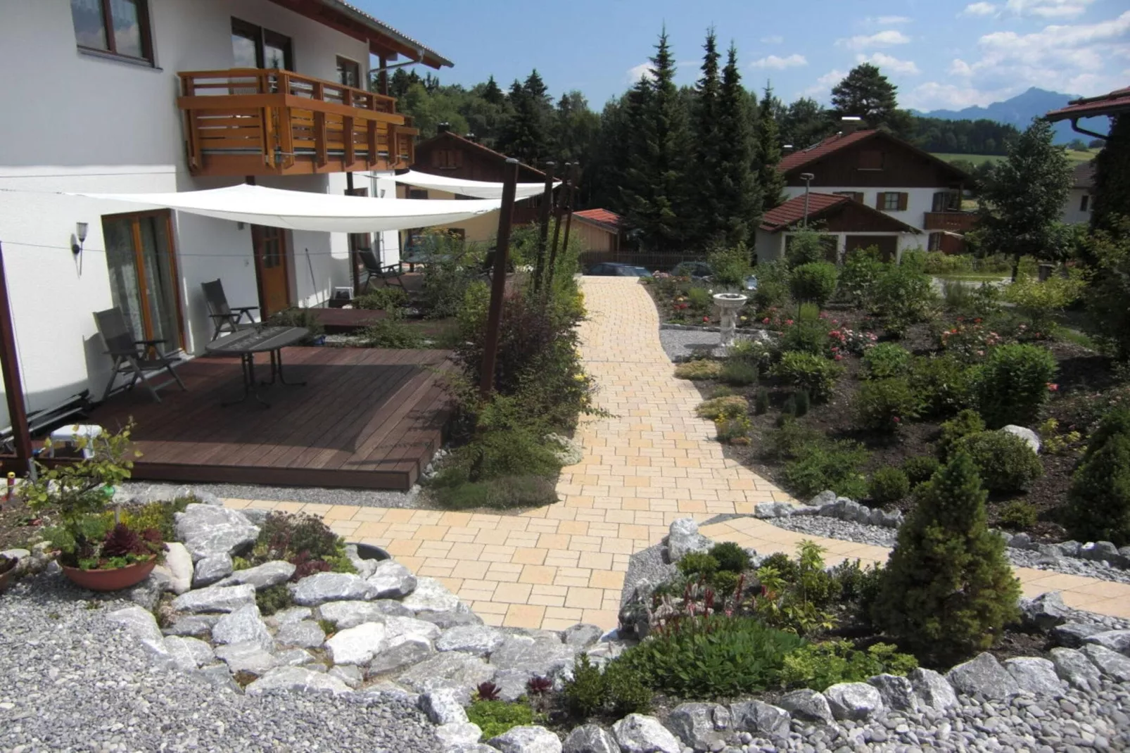 44057-Exterior summer