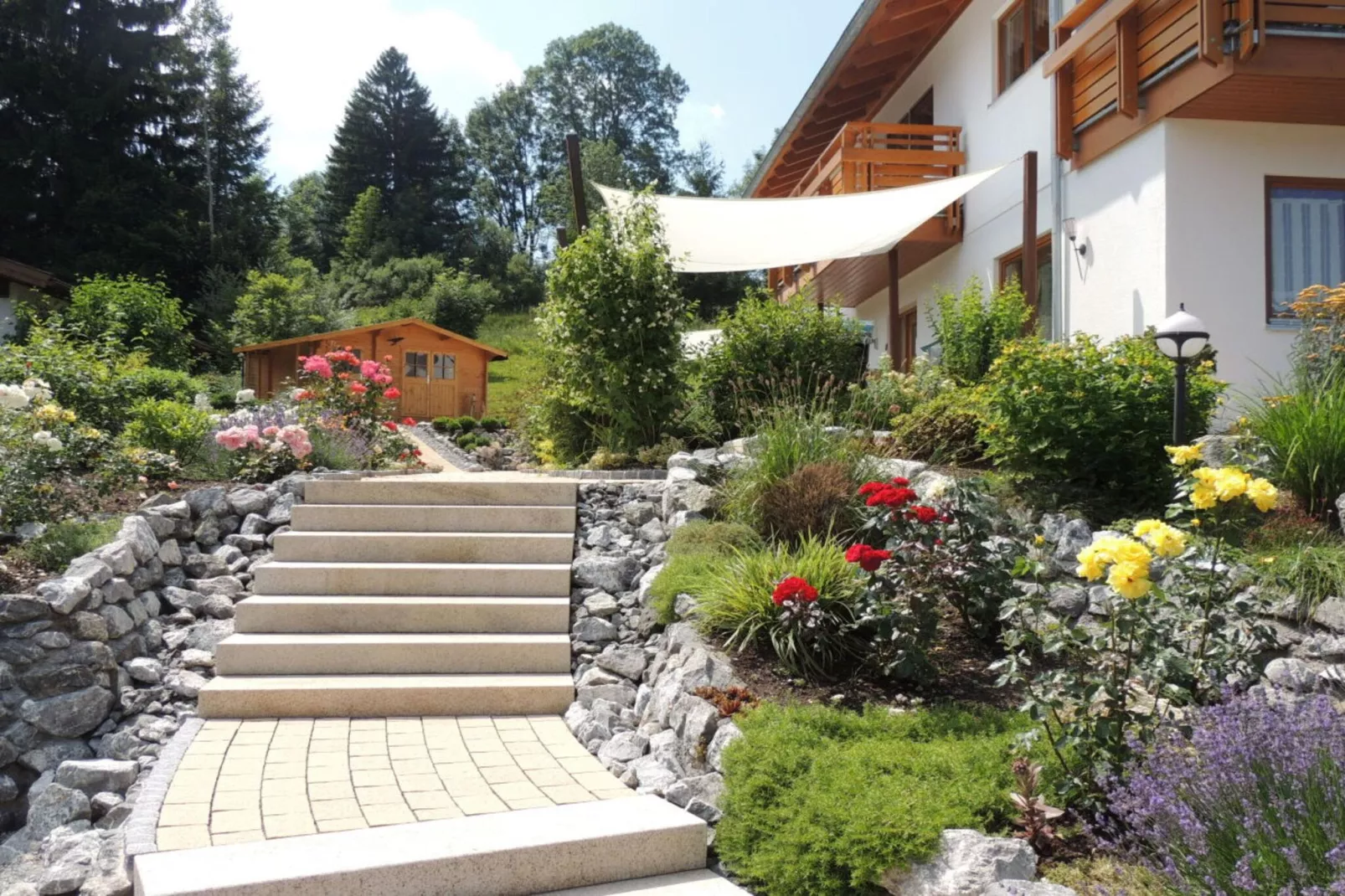 44057-Exterior summer