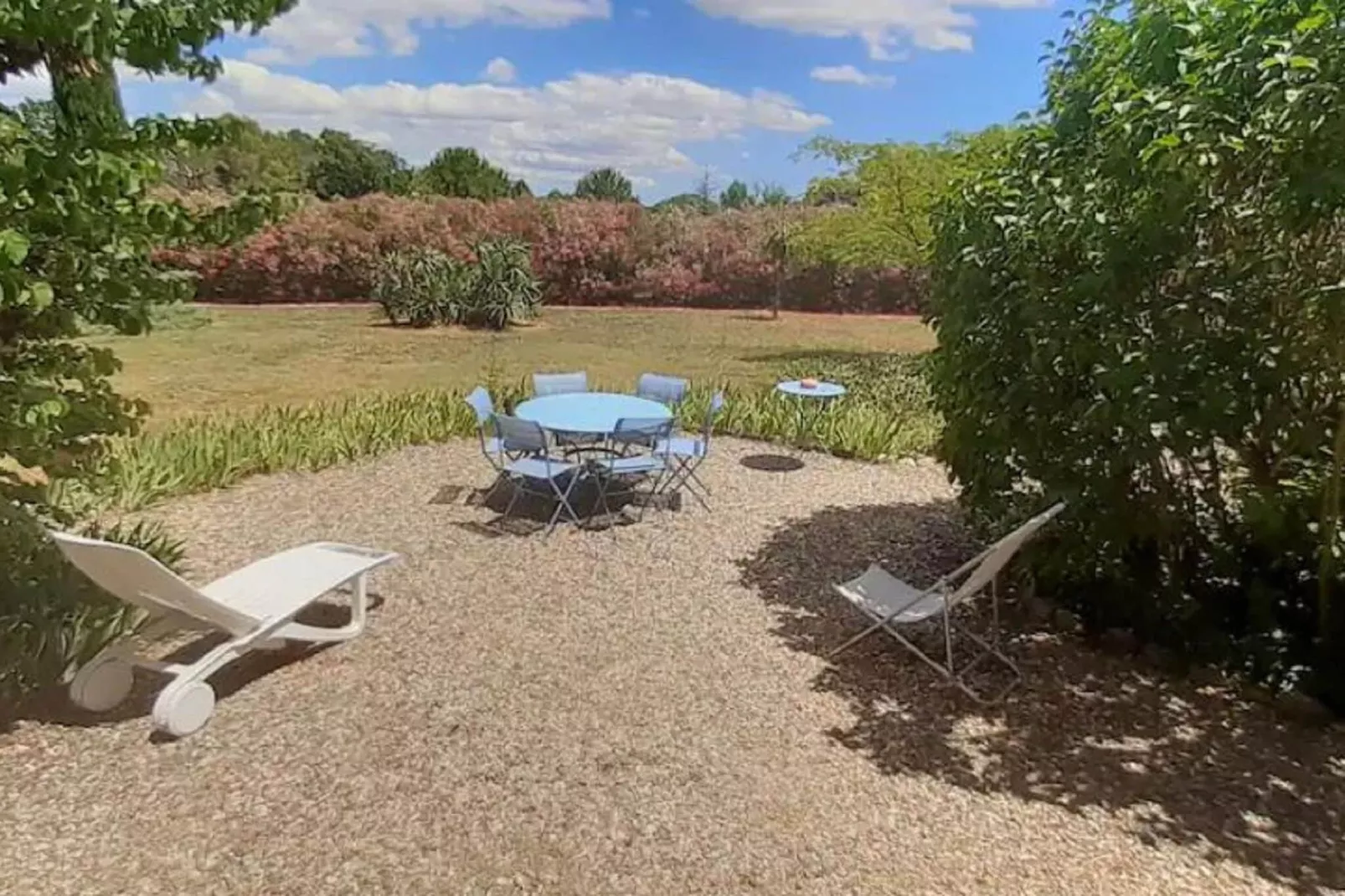 LA BOUSCADE GUESTHOUSE-Garden winter