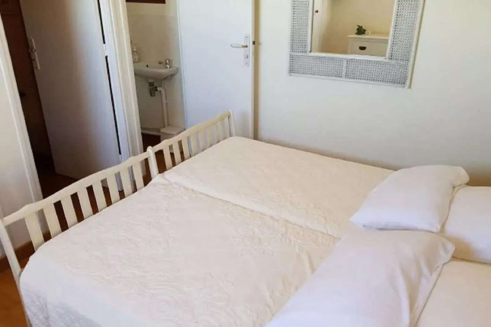 LA BOUSCADE GUESTHOUSE-Bedroom