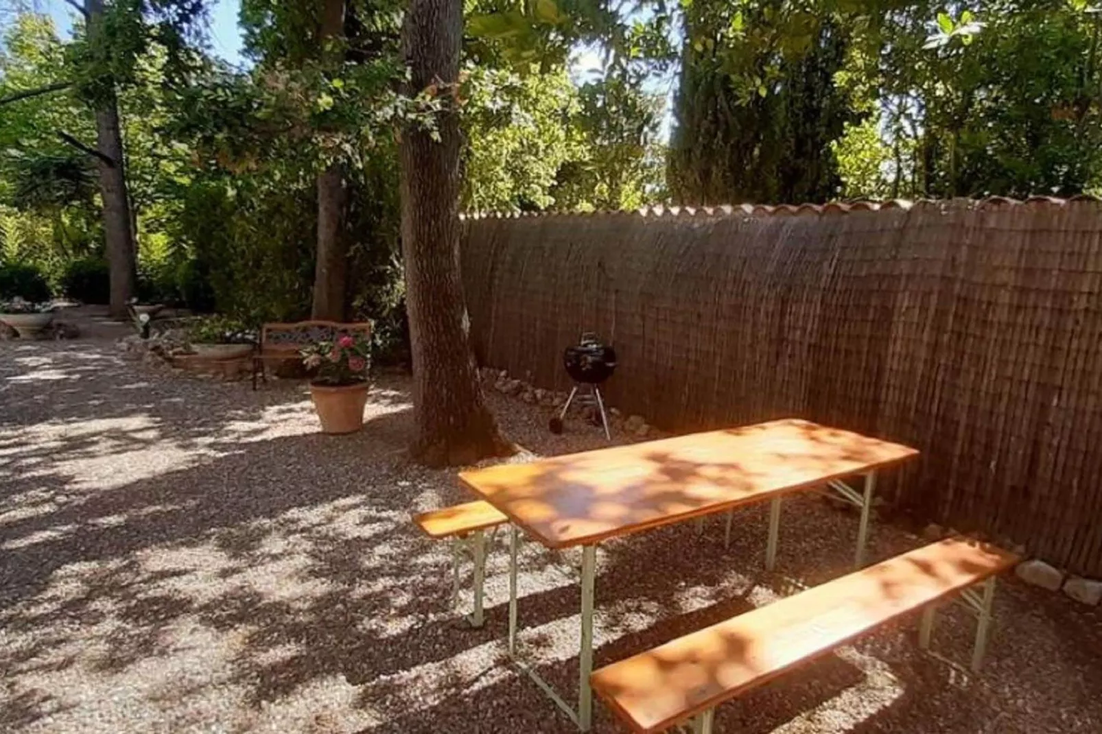 LA BOUSCADE GUESTHOUSE-Garden winter