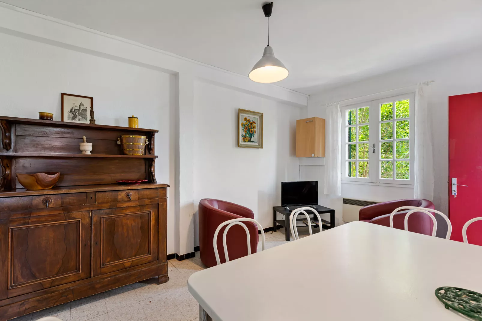 Le trois chambres-Living room