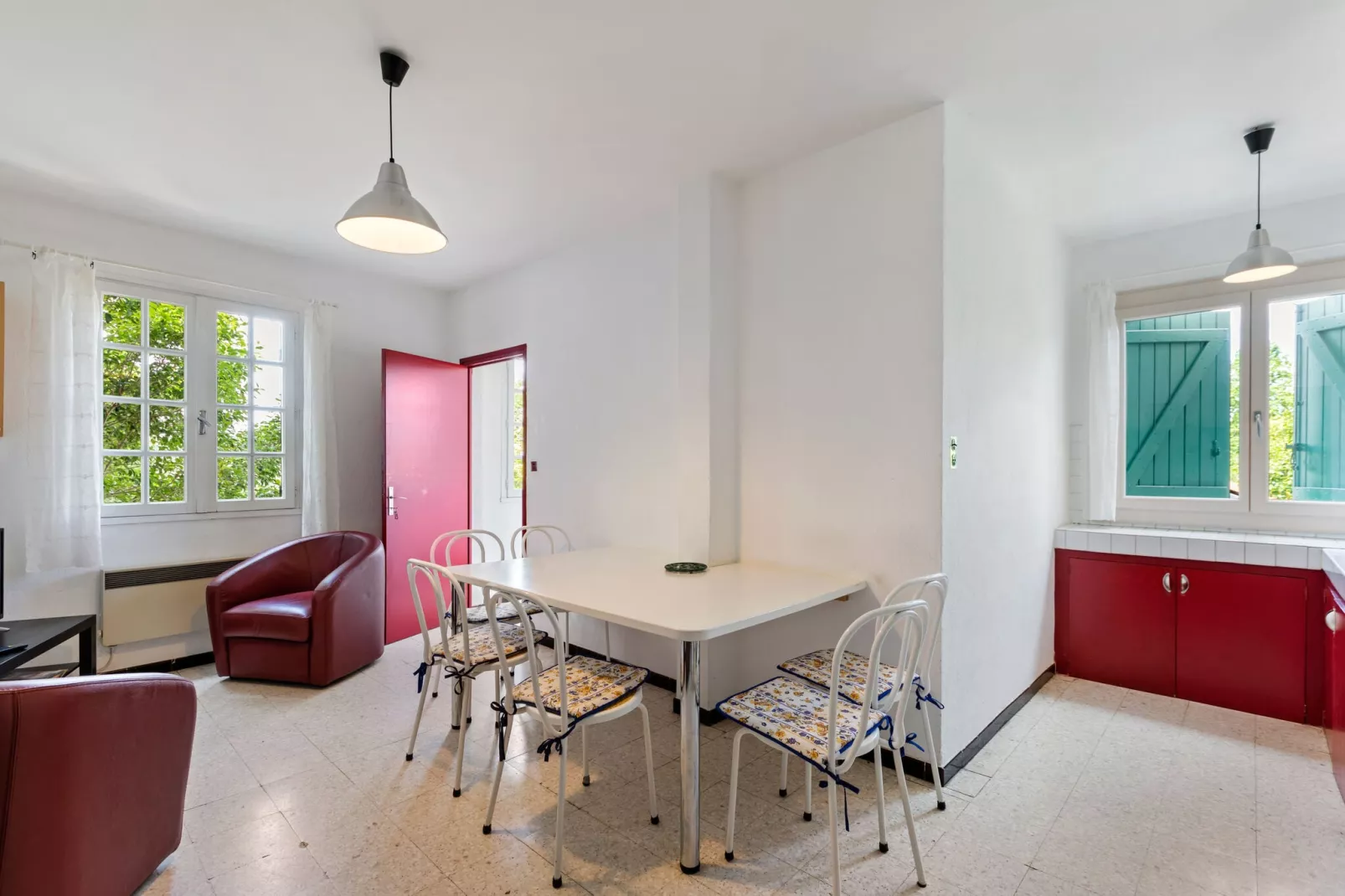 Le trois chambres-Living room