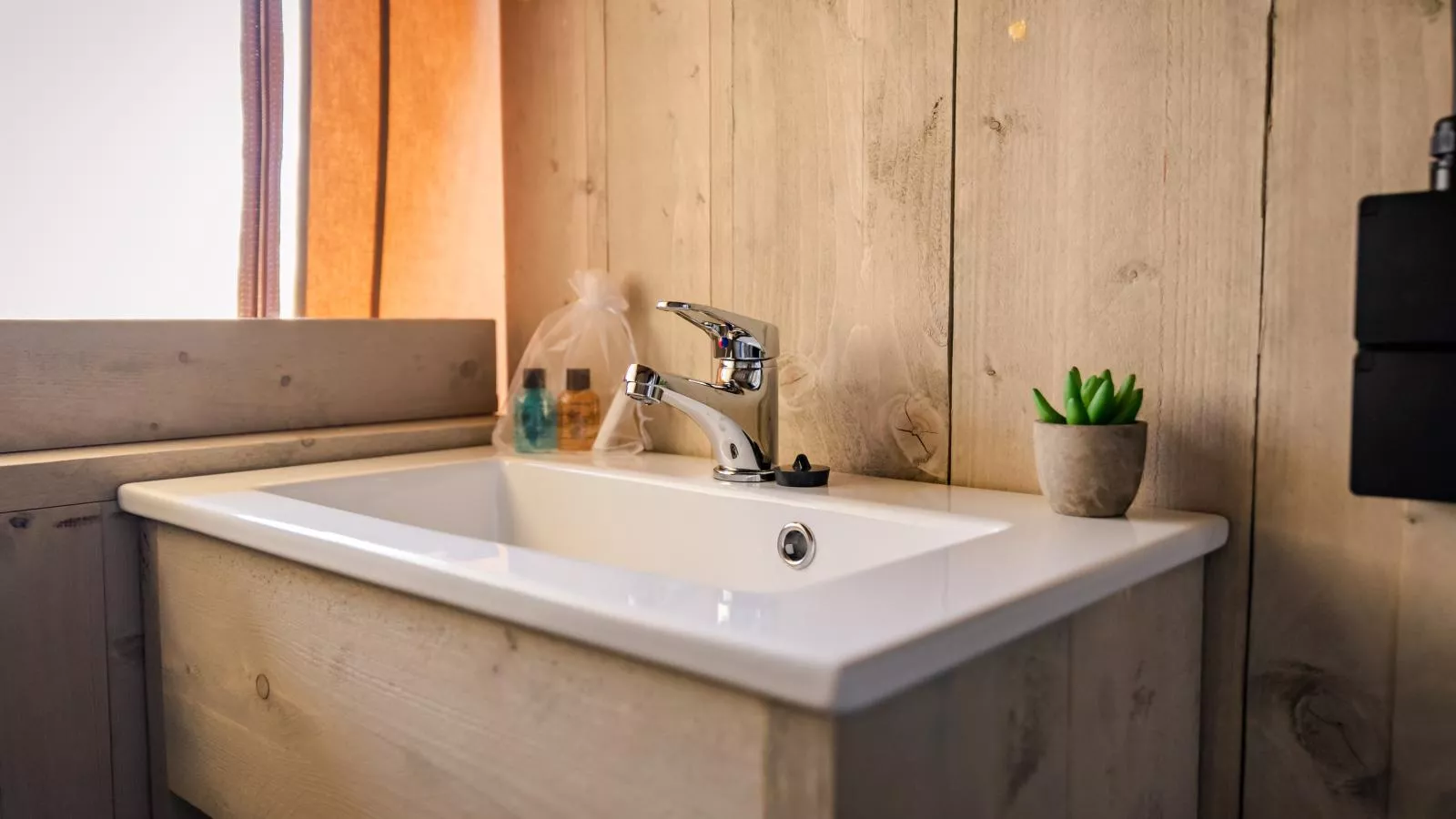 Glamping Lodge-Bathroom
