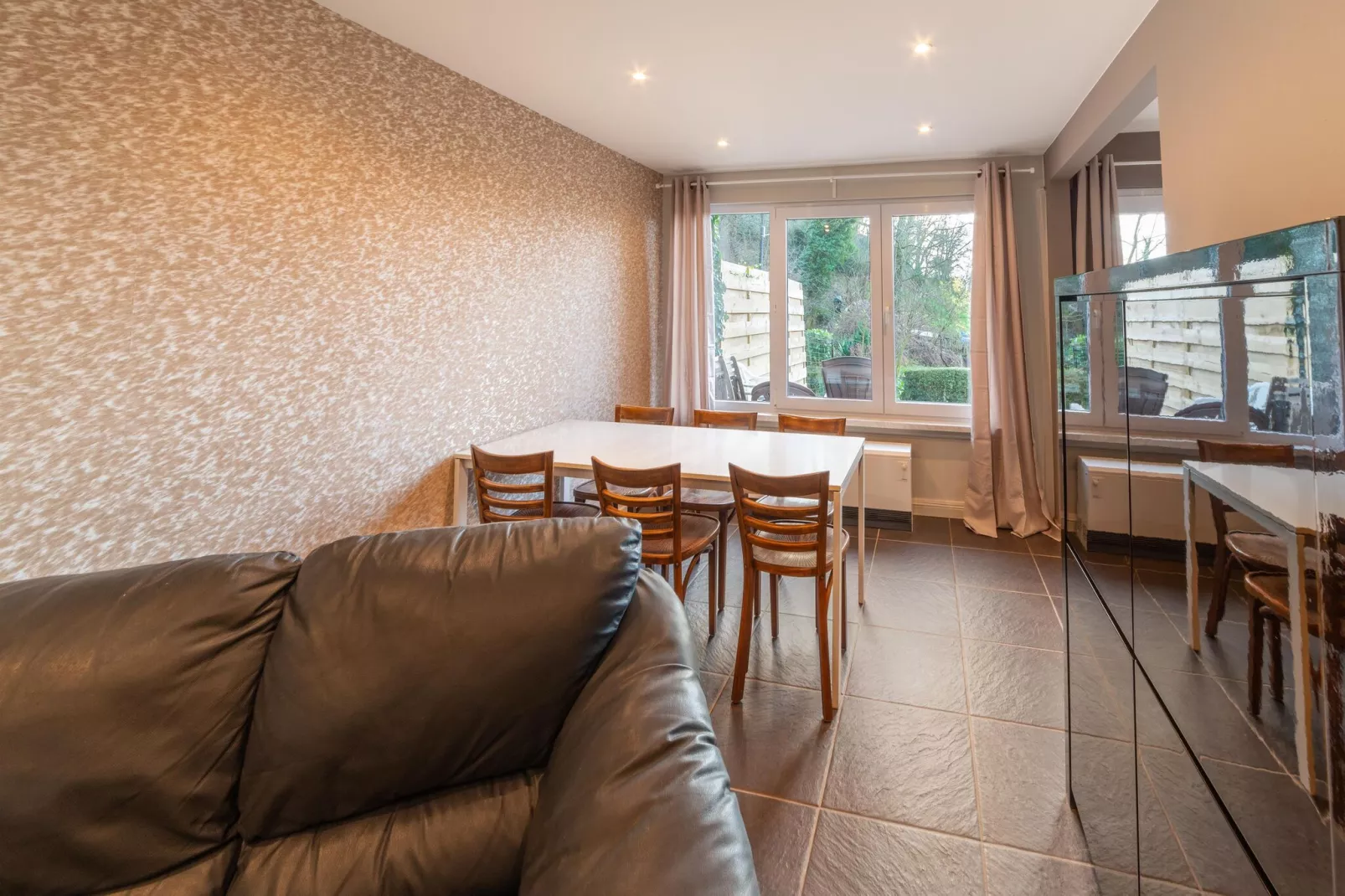 Magnifique habitation pour 7 voyageurs avec Bains à remous-Living room
