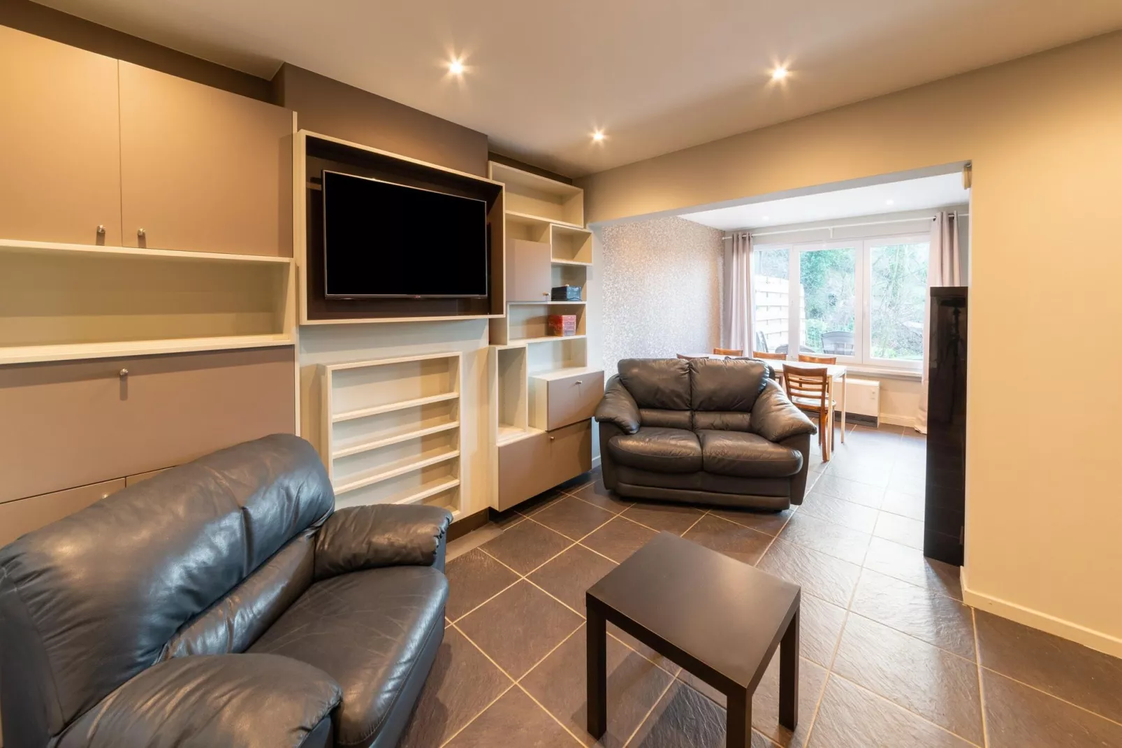 Magnifique habitation pour 7 voyageurs avec Bains à remous-Living room