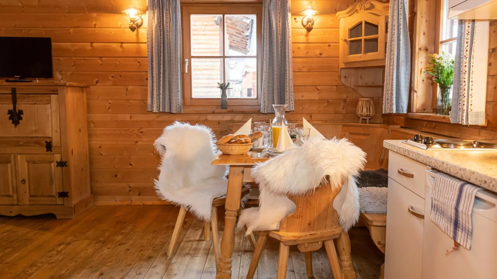Urige Doppelhaushälfte 1-Dining room