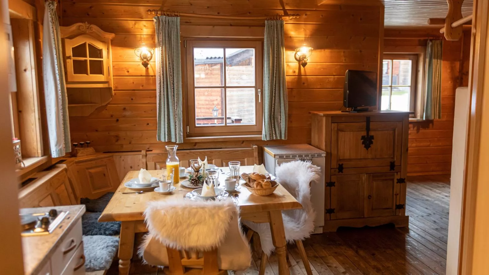Urige Doppelhaushälften 1 und 2-Dining room