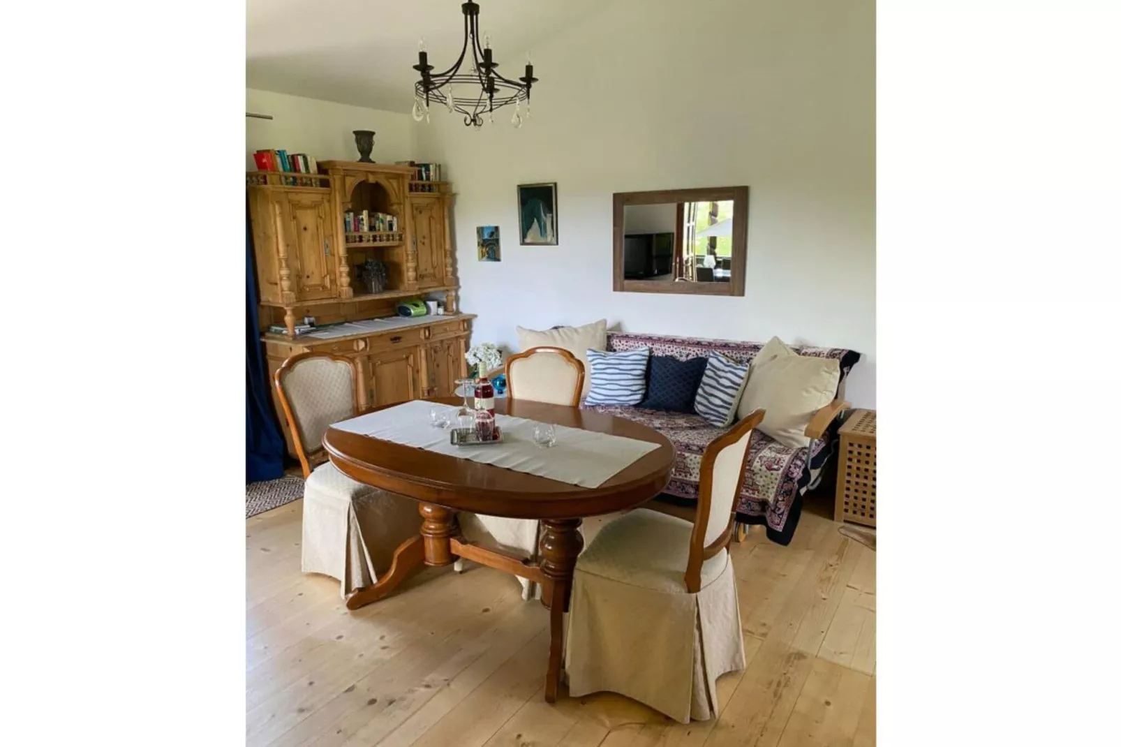 11770-Dining room