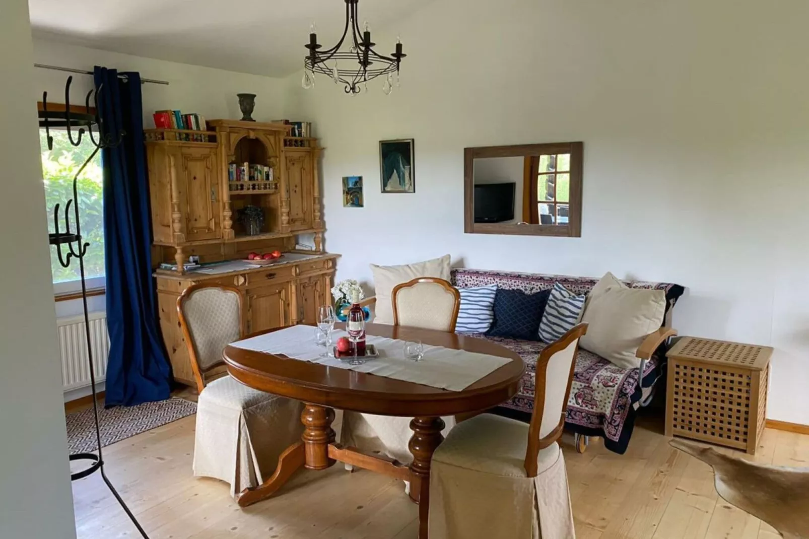 11770-Dining room