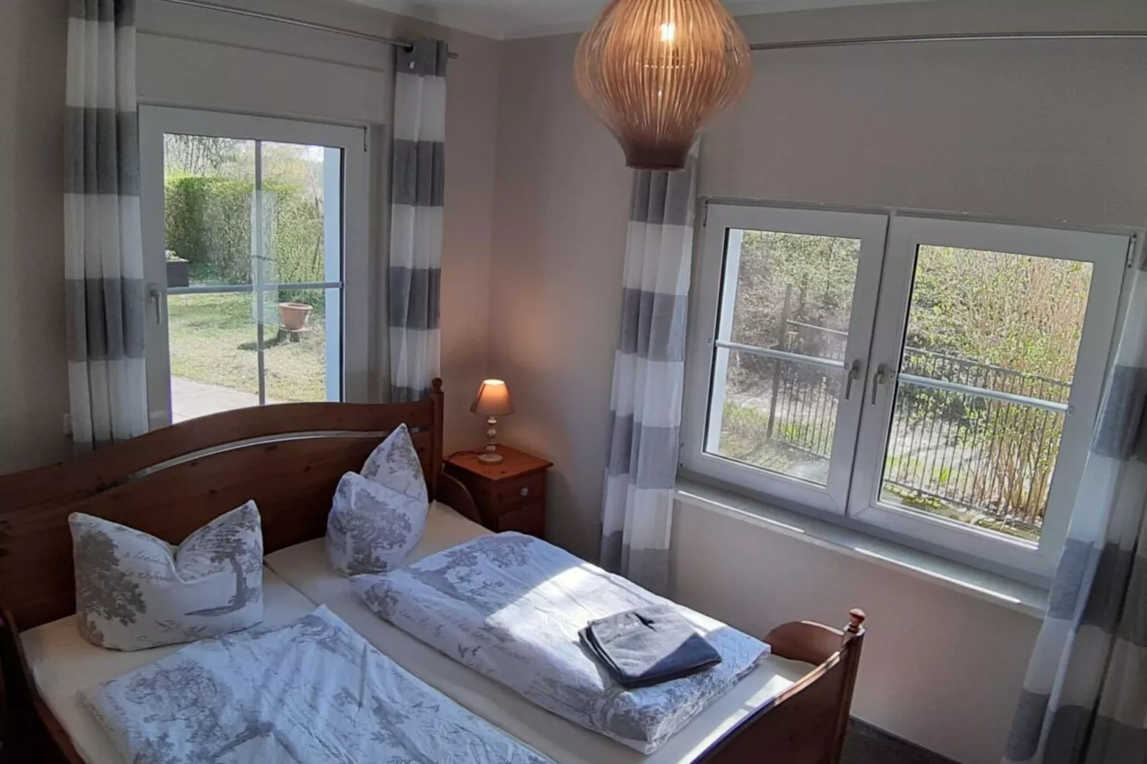 6582-Bedroom