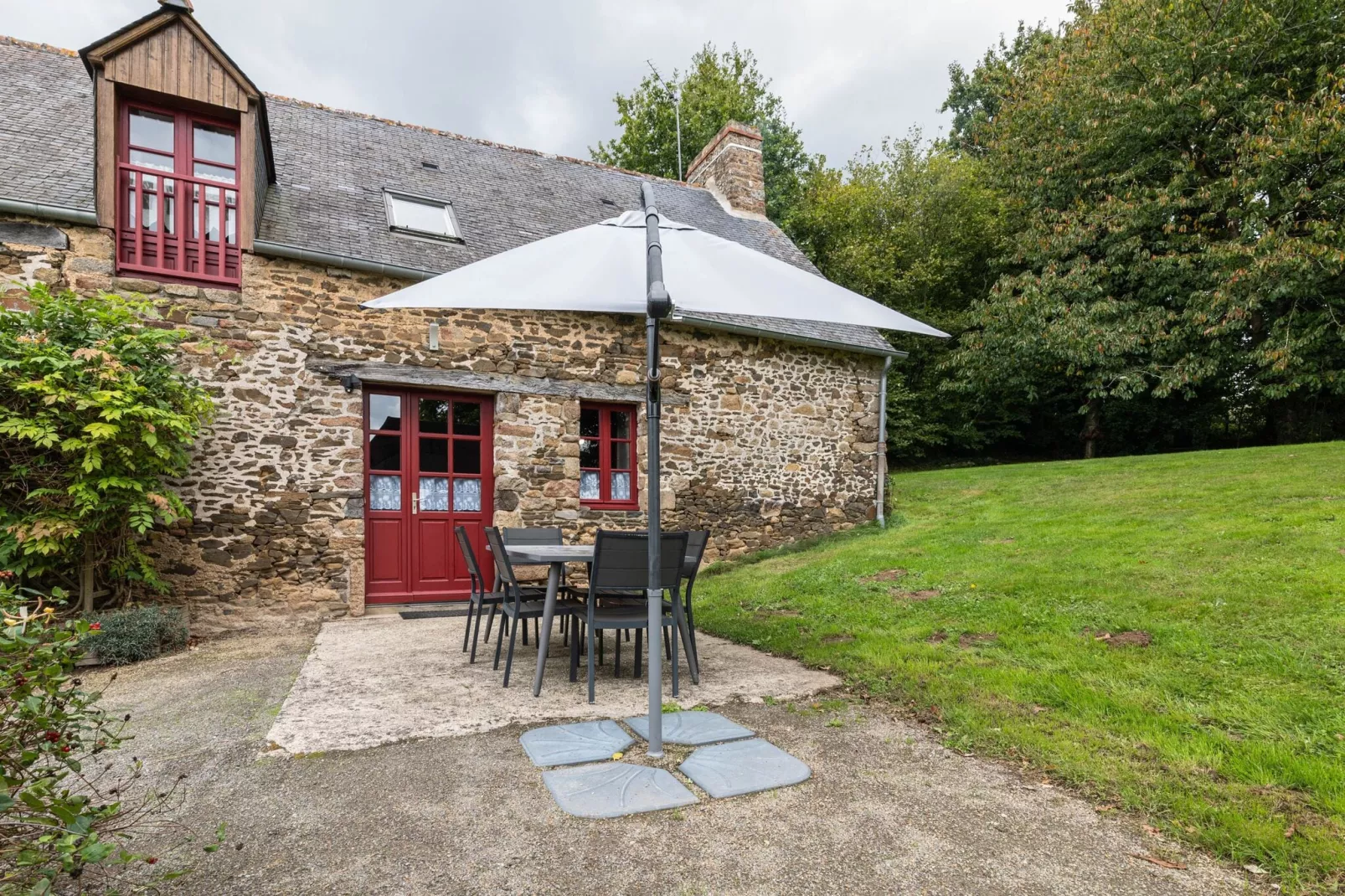 L'Eguillere-Exterior summer