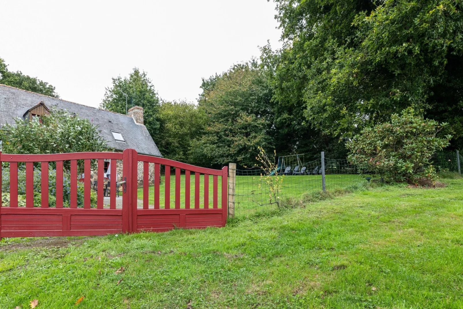 L'Eguillere-Gardens summer