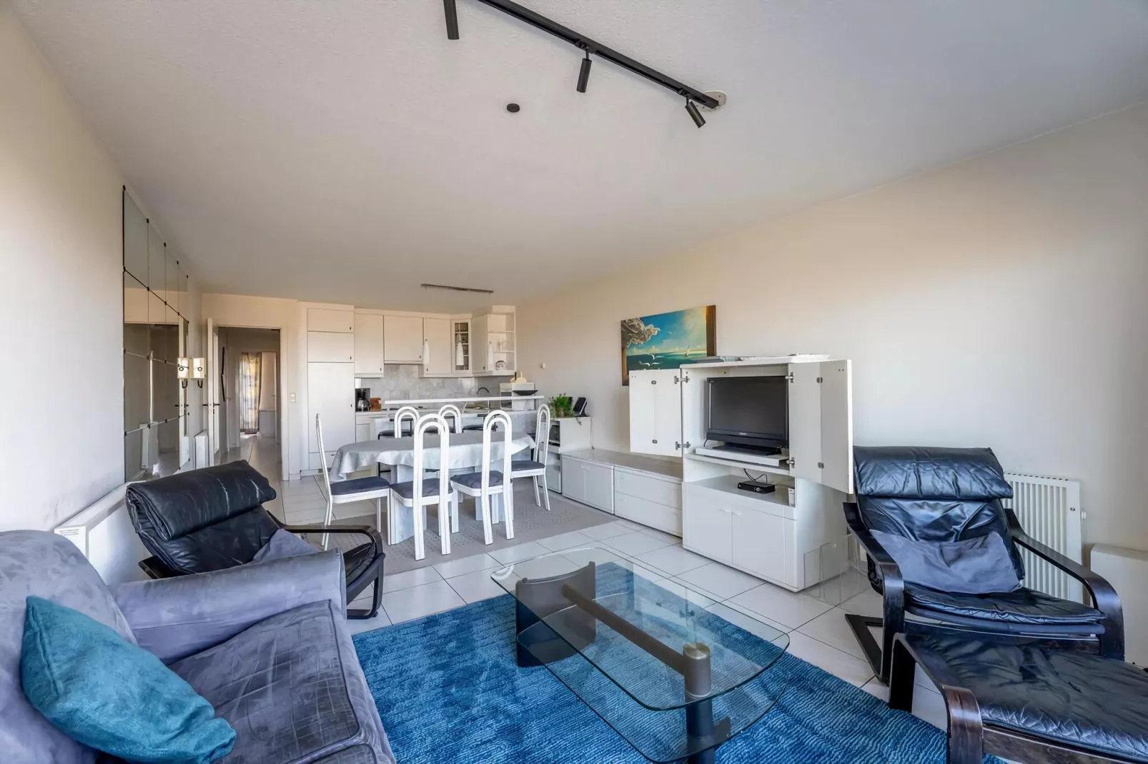 PLAZA E/2413-Living room