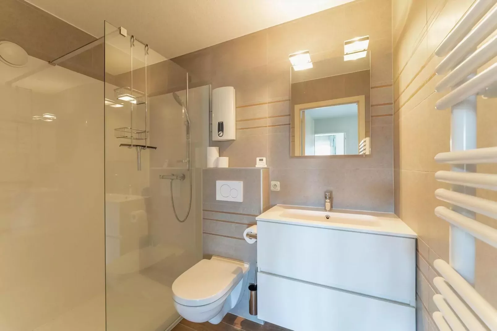 PLAZA E/2413-Bathroom