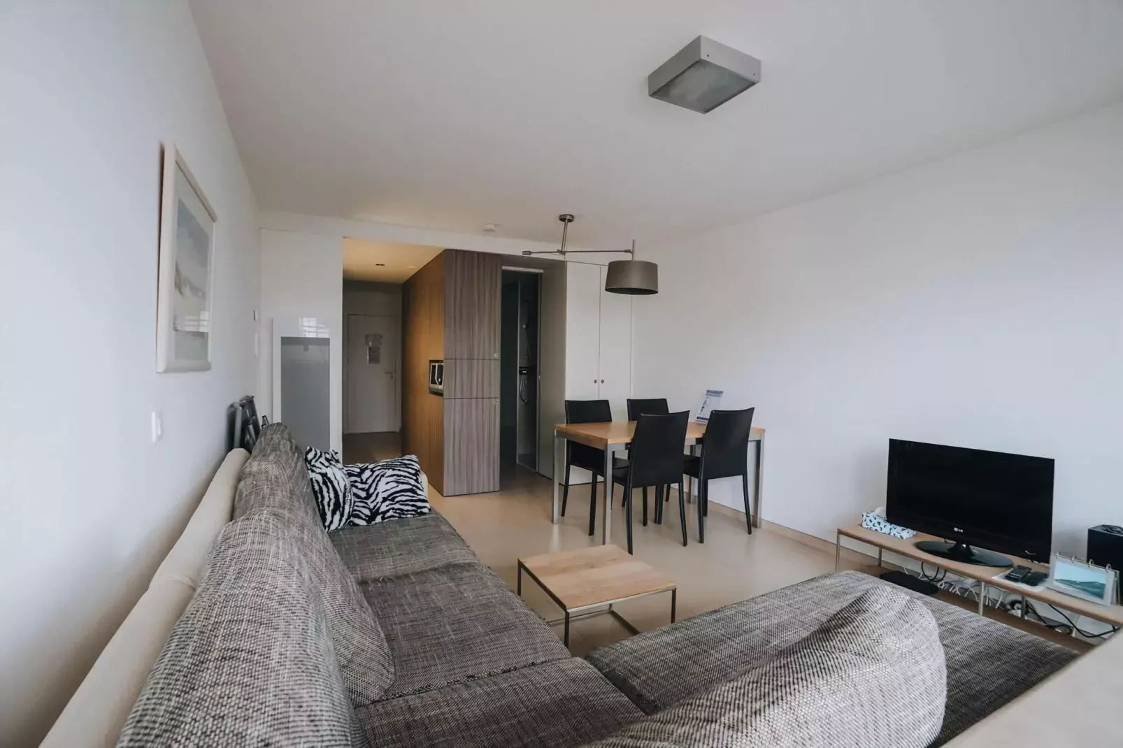 PLAZA H/0713-Living room