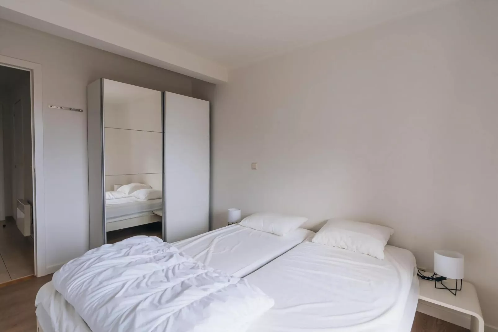 PLAZA I/2811-Bedroom