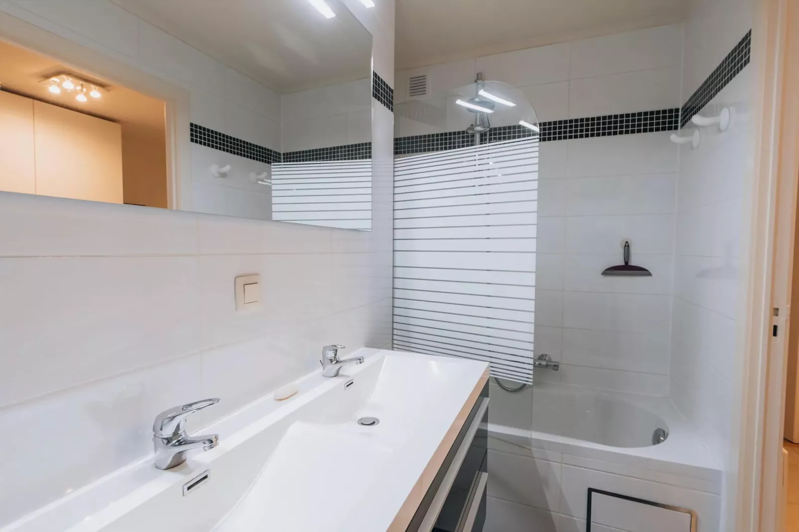 PLAZA I/2811-Bathroom