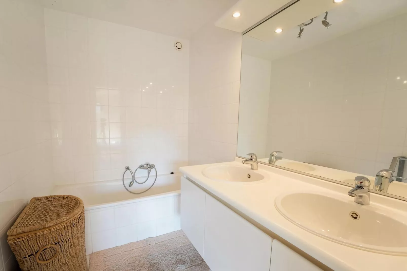PLAZA A1/A1B01-Bathroom