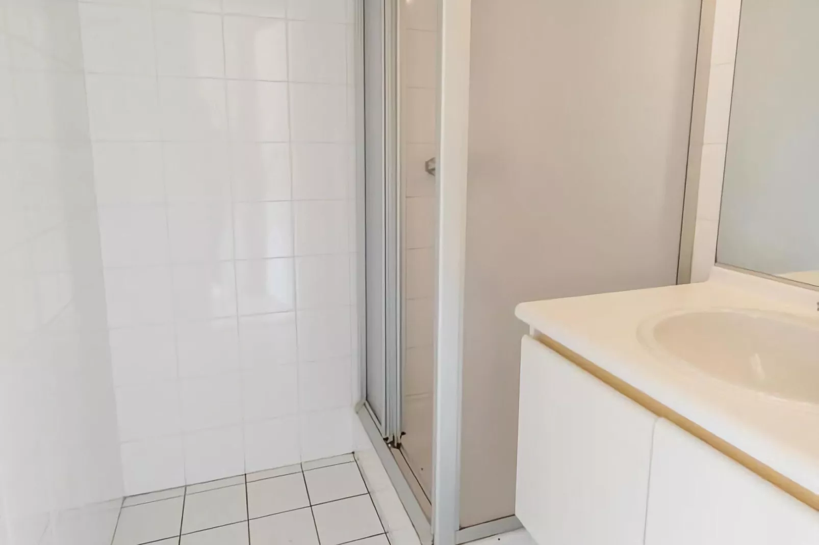 PLAZA A1/A1B01-Bathroom
