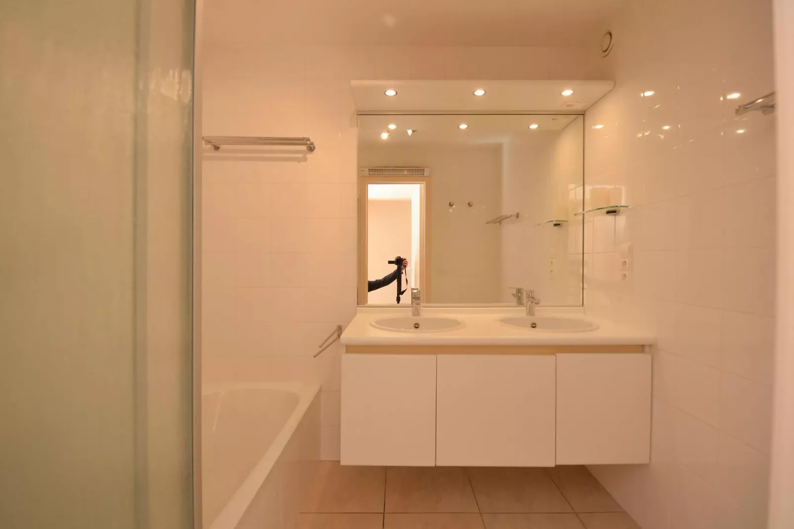 PLAZA A1/A1A02-Bathroom
