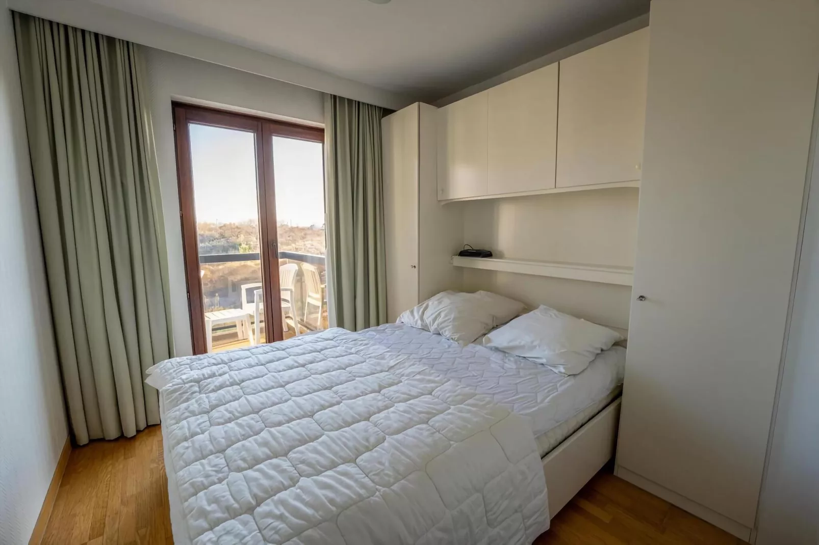 PLAZA E/2433-Bedroom
