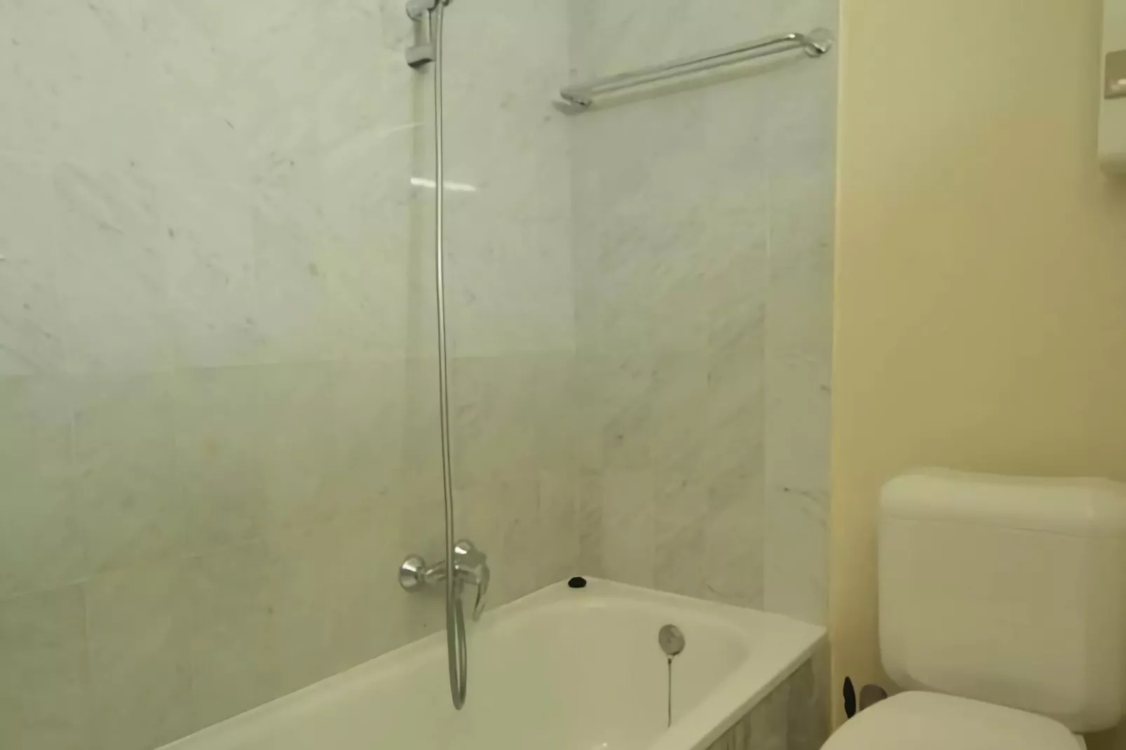 PLAZA Y/Y12-Bathroom