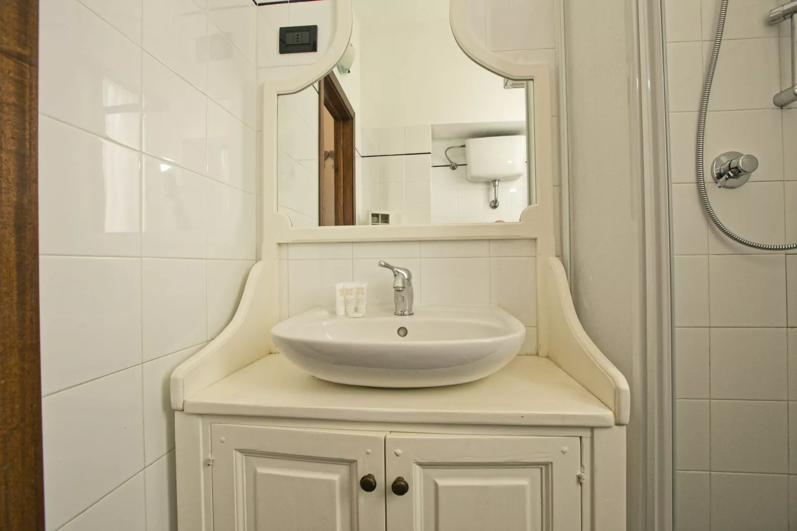 Sassetta Castagno-Bathroom