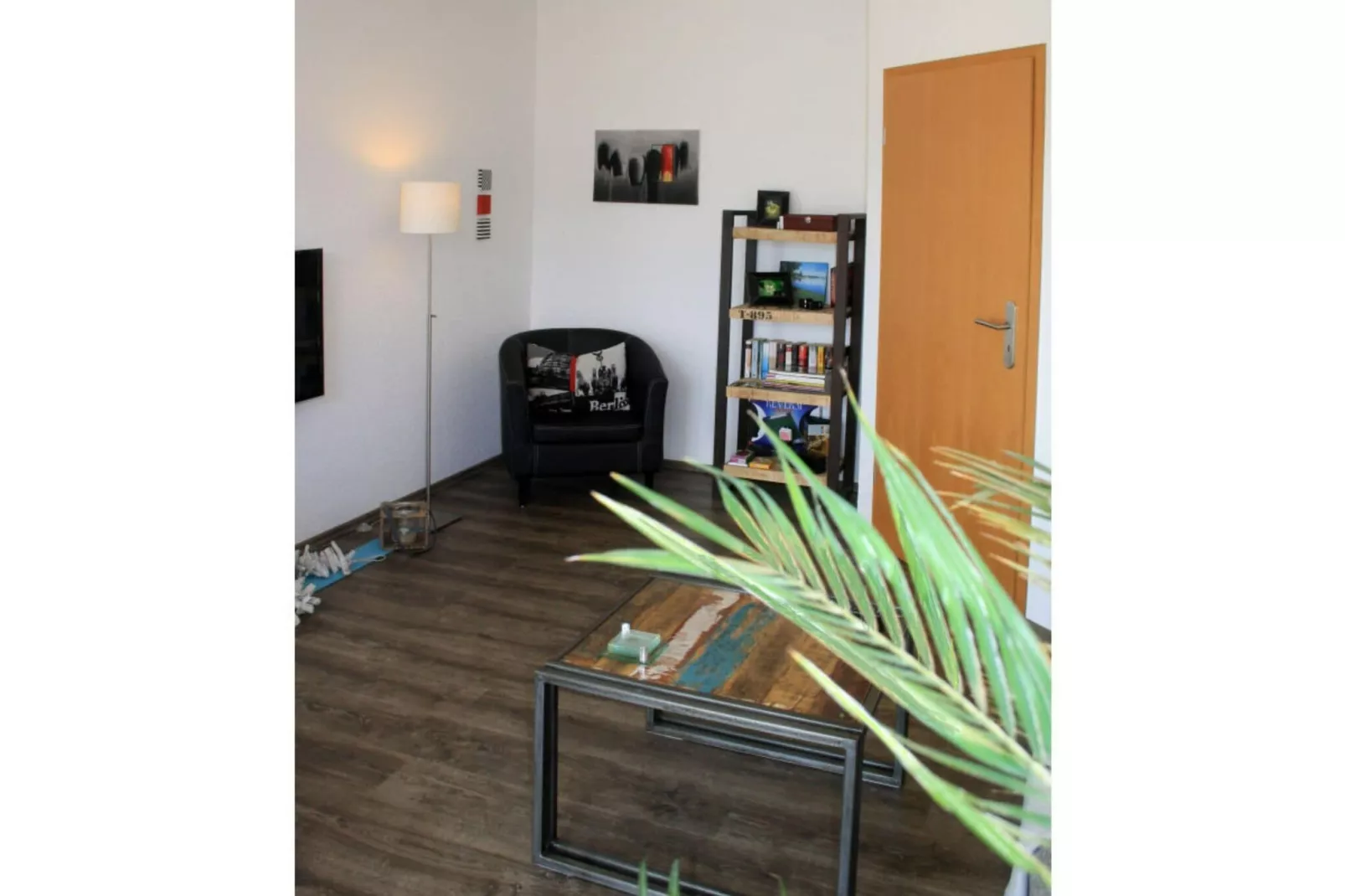 67880-Living room
