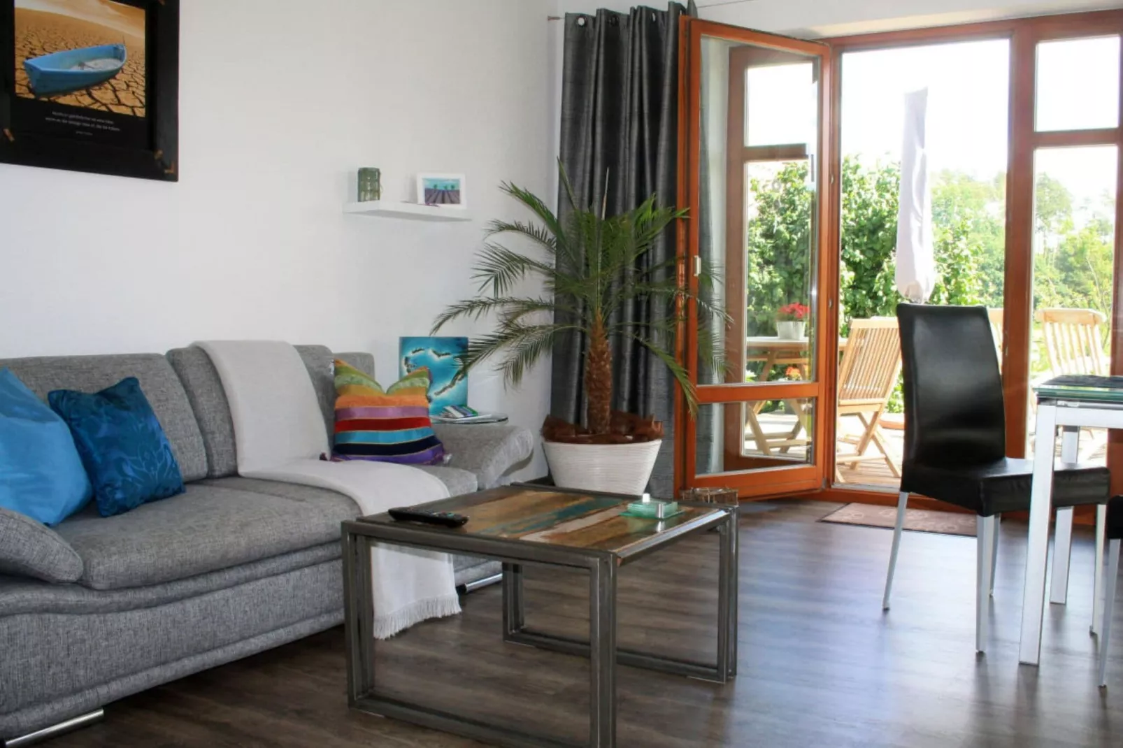 67880-Living room
