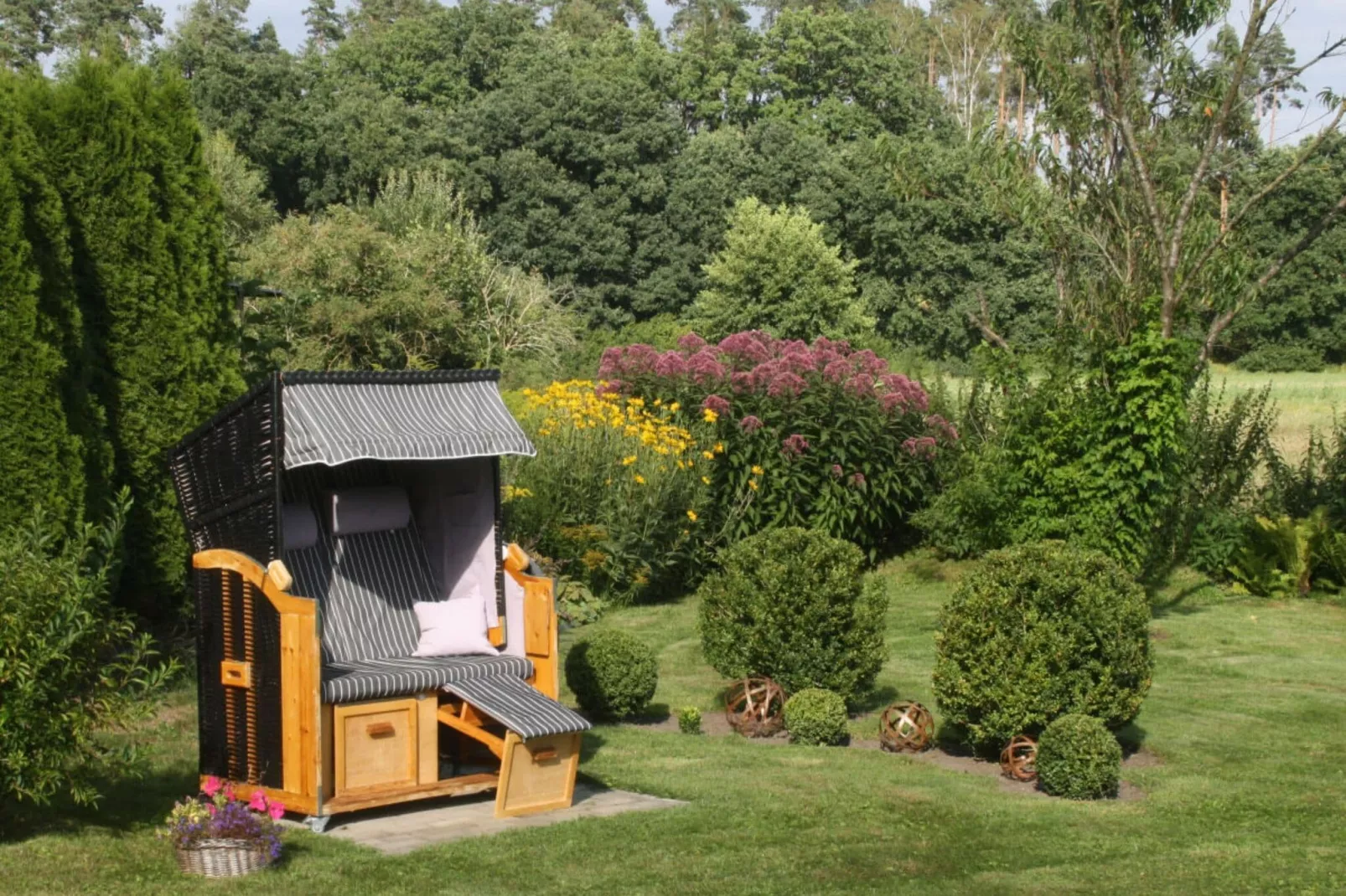 67880-Gardens summer