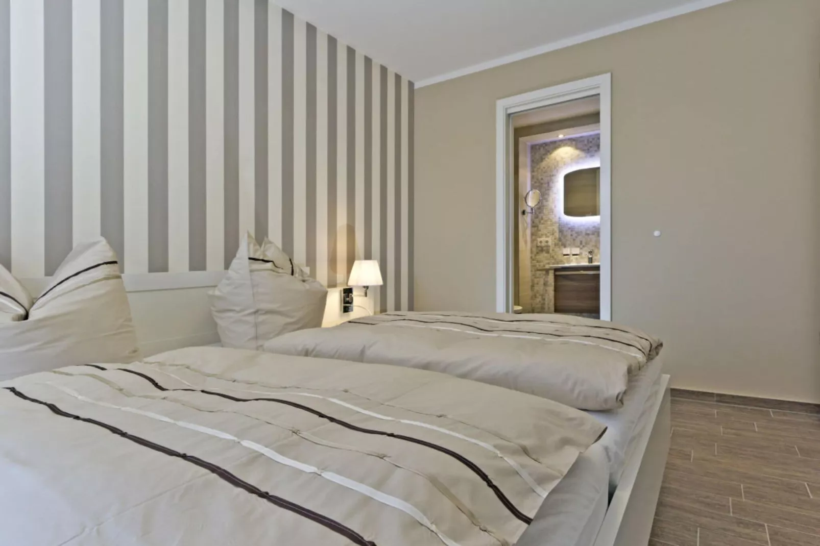 65421-Bedroom